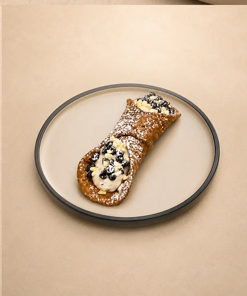 Cannolo siciliano di Semplice con crema e gocce di cioccolato