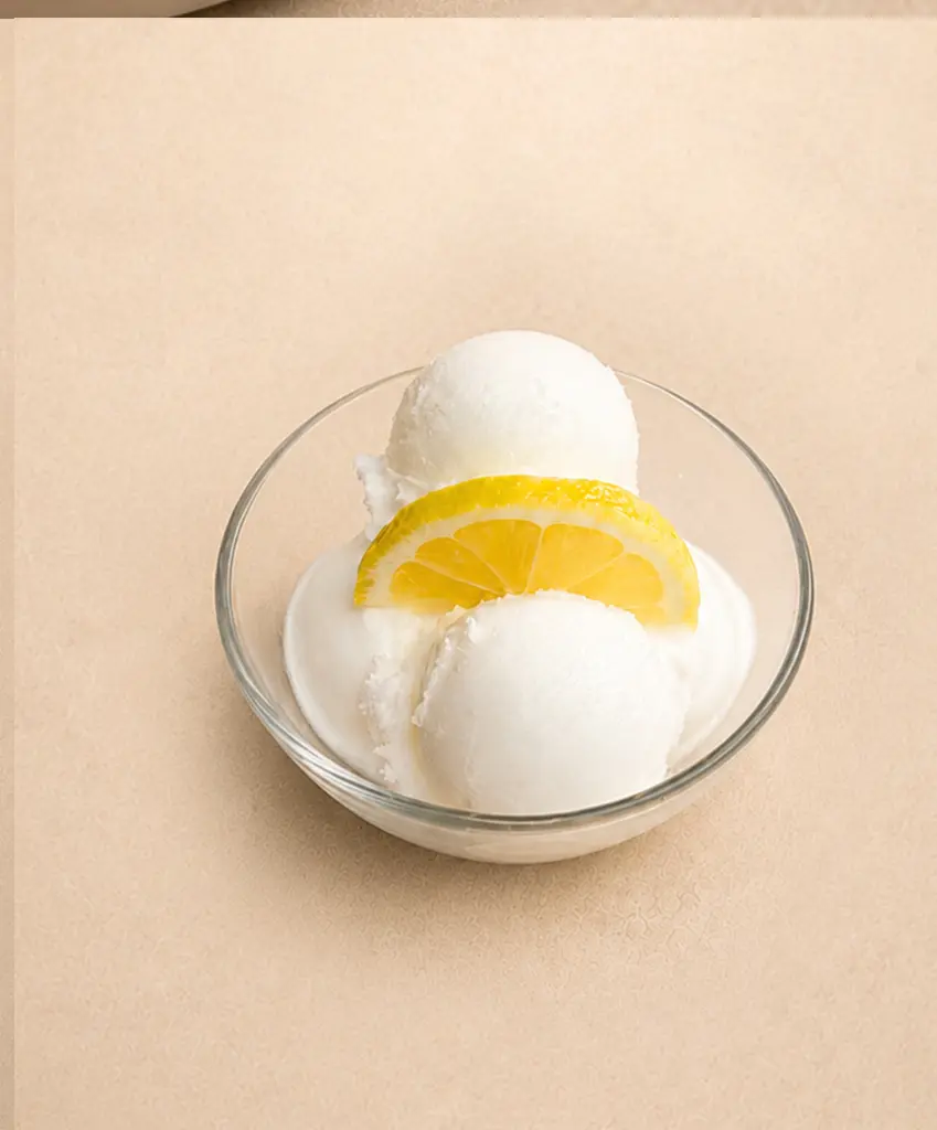 Sorbetto al limone di Semplice servito con una fetta di limone