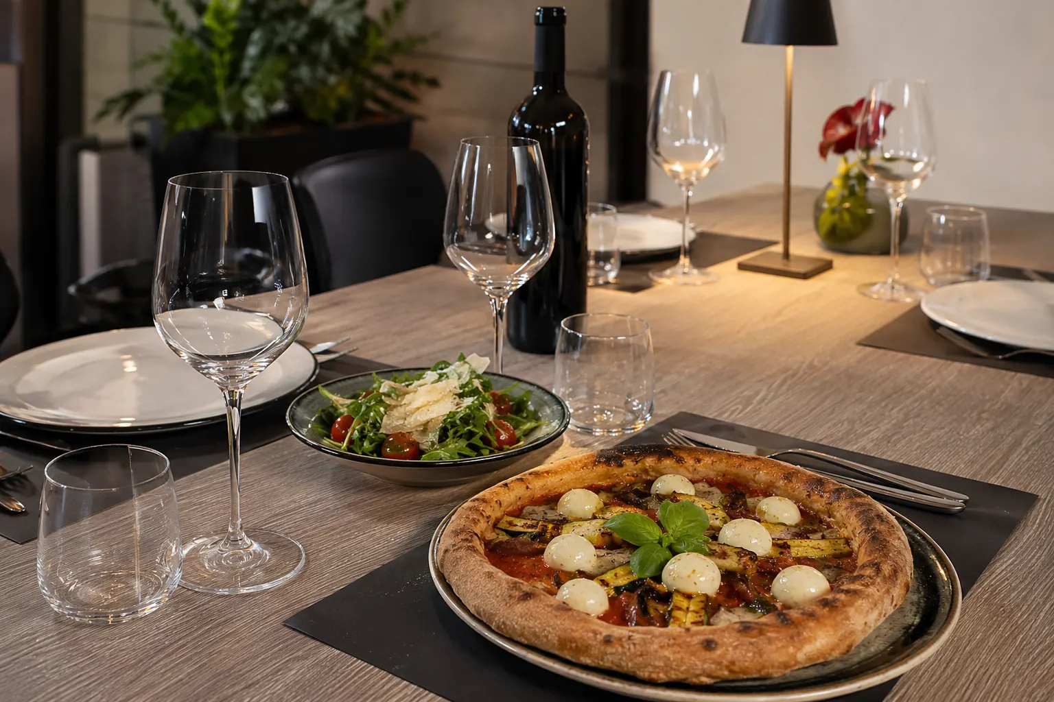 Tavola conviviale con pizze artigianali per eventi e cene di gruppo da Semplice
