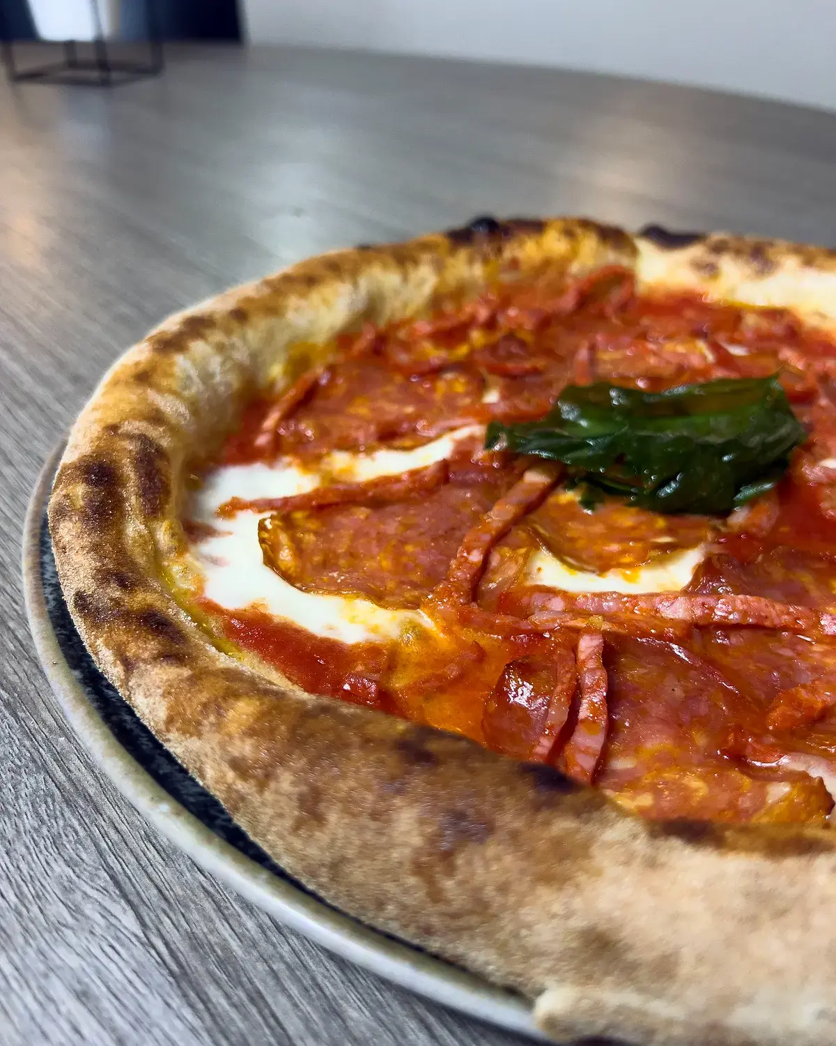 Dettaglio della pizza Fiammante di Semplice con pomodoro, fior di latte e salumi piccanti