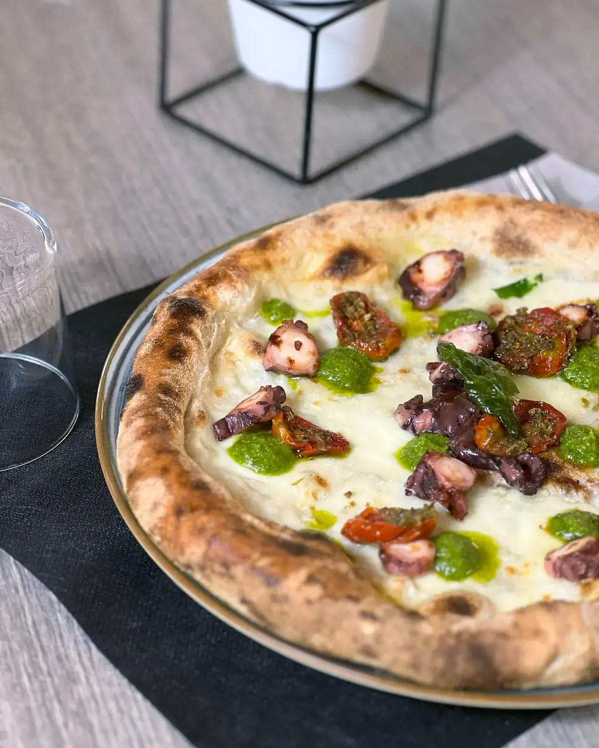 Pizza artigianale di Semplice appena servita