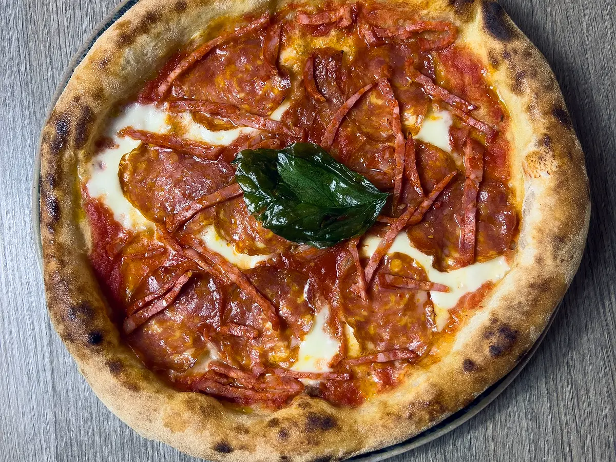 Pizza Fiammante con pomodoro San Marzano, fior di latte e salumi piccanti