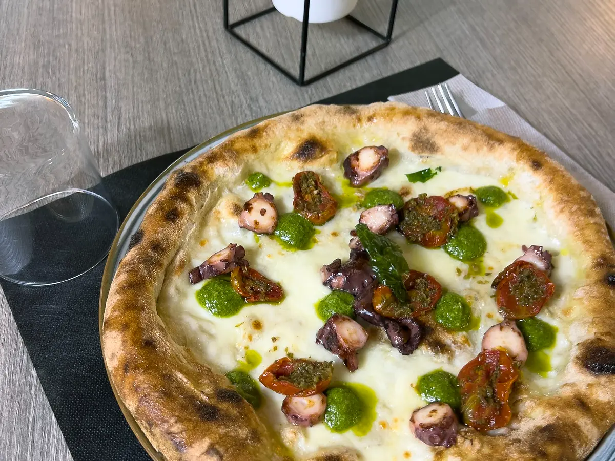 Pizza Profumo di Mare con polpo, pesto e pomodori confit della linea Semplici d’Emozione