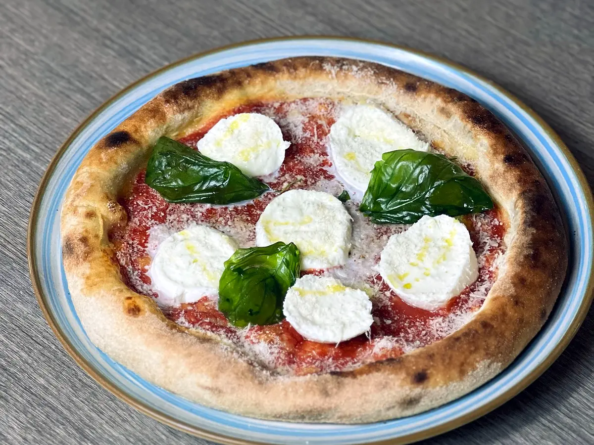 Pizza Regina d’Autore con pomodoro San Marzano, mozzarella di bufala e basilico